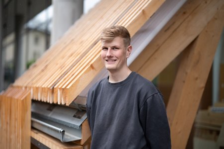 Architektur-Student Tarek Hansen vor einem Modell, das einen Teil des Mitwitzer Pavillons nachbildet