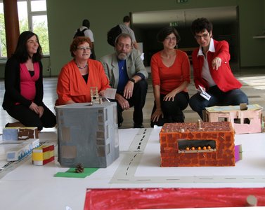 Claudia Holland, Christa Steiger, Prof. Werner Reiners-Kröncke, Ina Sinterhauf und Susann Biedefeld (v.l.) vor einer Stadtlandschaft, die von Kindergartenkindern gebaut wurde.