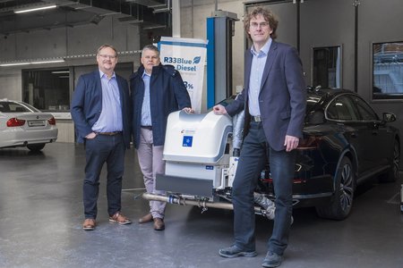 Prof. Dr. Thomas Garbe, Dr. Klaus Lucka und Dr. Olaf Schröder vor einem Auto, das zum Test der Real Driving Emissions eingesetzt wird.