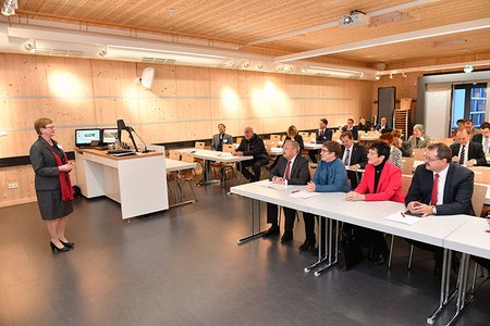Hochschul-Präsidentin Christiane Fritze spricht vor Gästen in der Holzbox am Campus Design