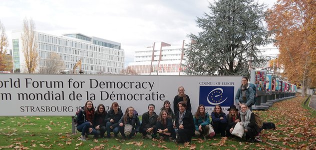Studierendengruppe in Straßburg vor dem Europäischen Rat