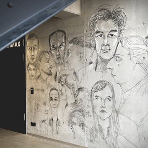 Porträtskizzen an einer Betonwand