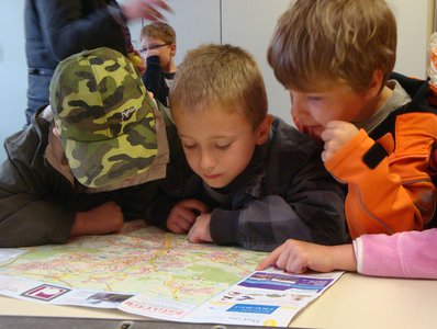 Die Kinder machen sich mit dem Coburger Stadtplan vertraut.