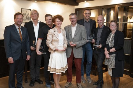 Gerhard Lepper (li.) und Hochschulpräsidentin (re.) freuen sich mit den Preisträgern Rainer Hirth, Felix Weispfenning, Anja Vondran, Peter Schwarz, Torsten Dohnalek und Christian Zagel (v.li.).