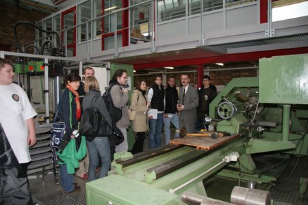 Dipl.-Ing. (FH) Hans-Herbert Hartan führt Teilnehmer des Schnupperstudiums durch die Fakultät Maschinenbau.