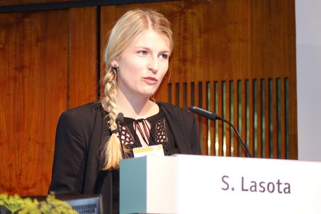 Doktorandin Lasota präsentiert ihre Forschungsergebnisse