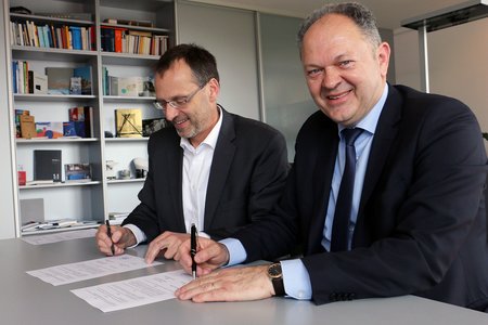 Hochschulpräsident Michael Pötzl (links) und sein Amtskollege Šimun Anđelinović besiegeln die Partnerschaft.
