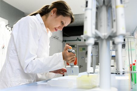 Julia Kenzel im Labor | Foto: Julian Uebe | Hochschule Coburg
