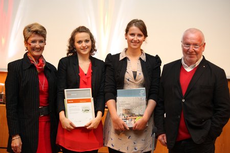 Maren Voß und Johanna Springer erhalten die Auszeichnung des BDIA
