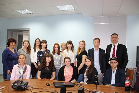 Prof. Dr. Gerhardt mit Studierenden der BWL in Novosibirsk.