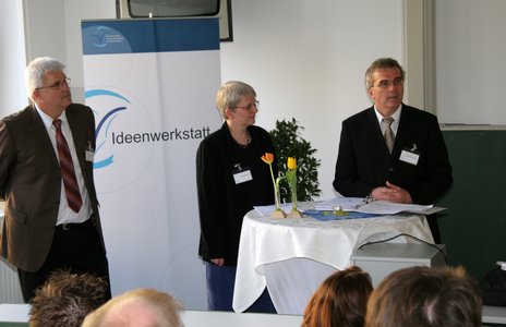 Prof. Dr. Rainer Groß, Prof. Dr. Jutta Michel und Prof. Dr. Roland Hertrich (von links) sind die Moderatoren der Werkstätten zu den Themen „Prozessmanagement“, „Altersvorsorge/Vertrieb“ und „Kundenwertmanagement“. Am Nachmittag erläuterten 