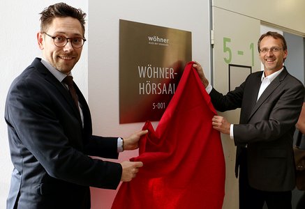 Wöhner-Geschäftsführer Philipp Steinberger (li.) und Hochschulpräsident Michael Pötzl 