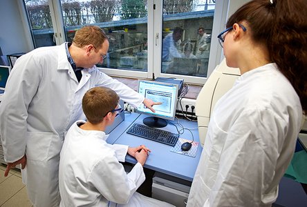 Prof. Dr. Matthias Noll mit zwei Studenten im Labor der Bioanalytik