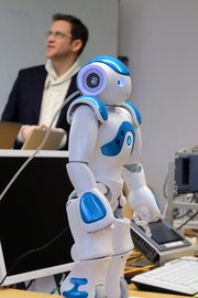 Ein humanoider Roboter - im Hintergrund Prof. Dr. Kolja Kühnlenz