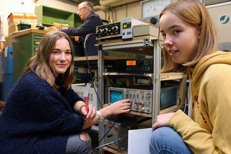 Schülerinnen experimentieren an Teilchenbeschleuniger