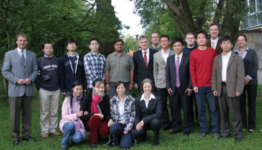 Vizepräsident Prof. Pötzl (li.) und Prof. Lindner (mi.) zusammen mit den deutschen Dozenten, den chinesischen Gästen und den neuen Studierenden