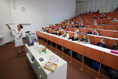 Antje Vondran zeigt den Kindern im Hörsaal etwas an der Tafel