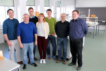 Martin Keller, Benjamin Hübner, Michael Herold, Franziska Lind, Klaus Beringer, Prof. Wolfram Haupt und Sebastian Stich im Physiklabor. (v.li.)