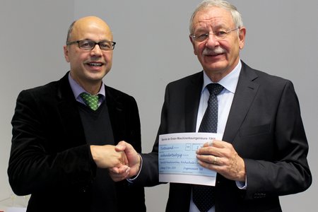 Dekan des Studiengangs Maschinenbau Prof. Dr. Georg Roth erhält von Walther Lindner einen Scheck für die Fakultät.