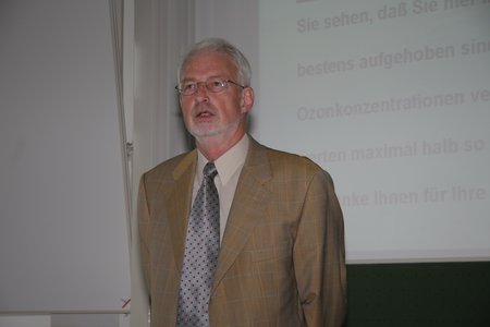 Dr.-Ing. Norbert Metz bei seiner Antrittsvorlesung als Honorarprofessor der Hochschule Coburg.