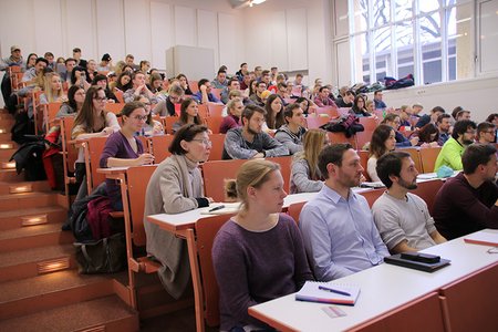 BWL-Studierende im Hörsaal beim Vortrag von Bernhard Kempf