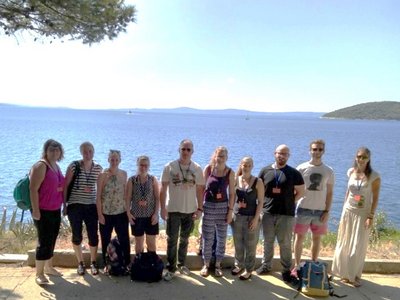 Gruppenbild der acht Studierenden und zwei kroatischen Universitäts-Angestellten vor dem Meer