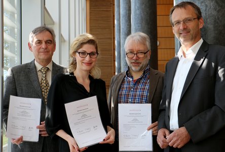 Von links: Prof. Dr. Gerhard Lindner (AIMS), Katja Zimmer (Simulation & Test), Prof. Dr. Wolfram Haupt (Dekan) und Präsident Prof. Dr. Michael Pötzl.