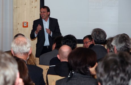 Hochschul-Präsident Prof. Dr. Michael Pötzl freute sich über die Eröffnung der Präsentationsbox.