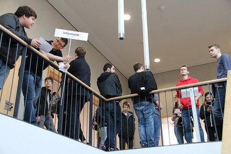 Mitarbeiter der Fachbereiche holen die Schüler im Foyer ab