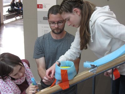 Mädchen bauen eine Kugelbahn im Treppenhaus der Hochschule Coburg