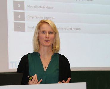 Dr. Jana Rosenbusch am Rednerpult während ihres Vortrags