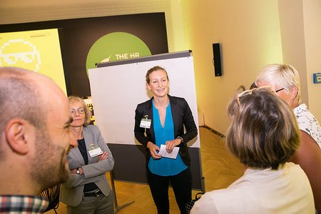 Katharina Kohl präsentiert Personalmanagern ihre Masterarbeit