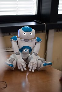 NAO-Roboter, der auf einem Tisch sitzt