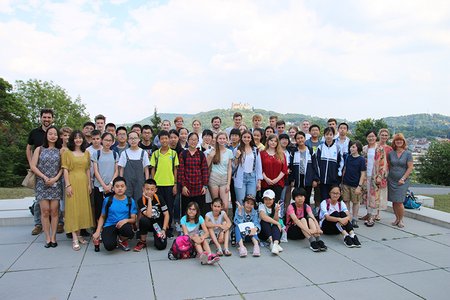 Deutsche und chinesische Schüler auf dem Campusgelände