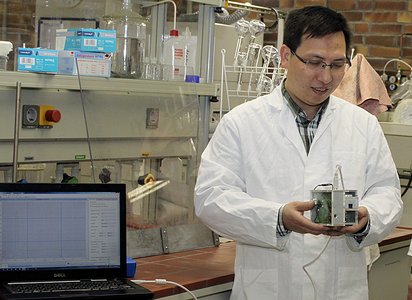 Doktorand Zhu Fan mit einem Sensor