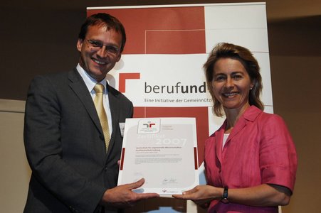 Vizepräsident Prof. Dr. Michael Pötzl erhält das Zertifikat Familiengerechte Hochschule aus den Händen von Bundesfamilienministerin Ursula von der Leyen.