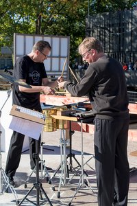 Ralf Probst und Günther Peppel machen Percussion.