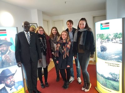 Südsudanesischer Botschafter mit Studierenden