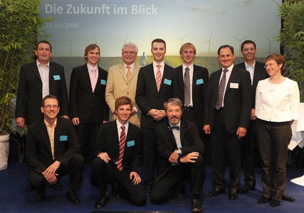 Die Coburger Sieger Hendrik Faustmann (2. Reihe, 2.v.li.) neben Wirtschaftsminister Martin Zeil, Stefan Rothballer und Michael Münch