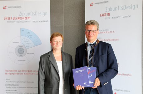 Prof. Dr. Christiane Fritze überreicht Bernd Sibler ein Exemplar des Buchs