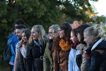 Eine Gruppe StudentInnen nahmen an der AnCommensrallye teil und pausierten bei der Station im Hofgarten.
