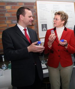 Prof. Dr. Jürgen Krahl, Vizepräsident der Hochschule Coburg informierte die Europa-Abgeordnete Monika Hohlmeier über seine aktuellen Forschungen zum Biodiesel