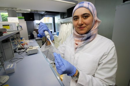 Eine Frau im Labor. Foto: Hochschule Coburg