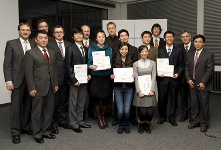Die ersten Absolventen des AIMS-Masterstudiengangs wurden von Repräsentanten und Dozenten der Hochschule Coburg und der University of Shanghai for Science and Technologie verabschiedet.
