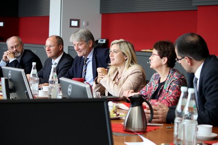 Ministerin Melanie Huml und Landtagsabgeordnete im Gespräch mit der Hochschulleitung Coburg