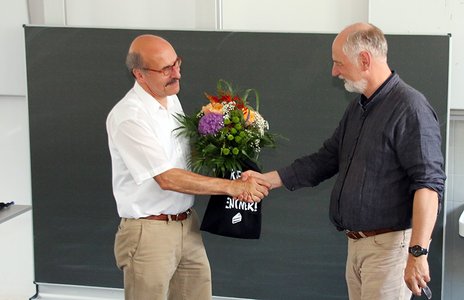 Dekan Prof. Rossner gibt seinem Kollegen Prof. Thomas zum Abschied die Hand