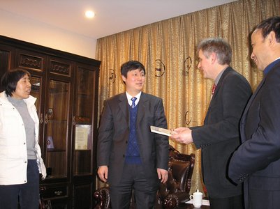 Vizepräsident Prof. Dr. Xiaodong Ding übergibt Prof. Dr. Gerhard Lindner den Kooperationsvertrag.