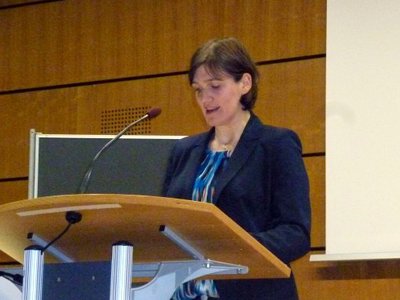 Katja Urbatsch, Begründerin von Arbeiterkind.de informiert über die Fördermöglichkeiten von Studierenden aus Nichtakademiker-Familien