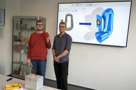 Markus Dinkel und Josef Slezak mit dem Hornlautsprecher aus dem 3D-Drucker