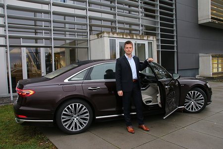 Dr.-Ing. Anton Obermüller vor dem neuen Audi A8 auf dem Campusgelände